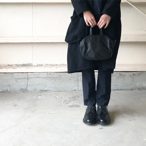 ファスナーの無いミニボストン 色移りしにくいblack | odd