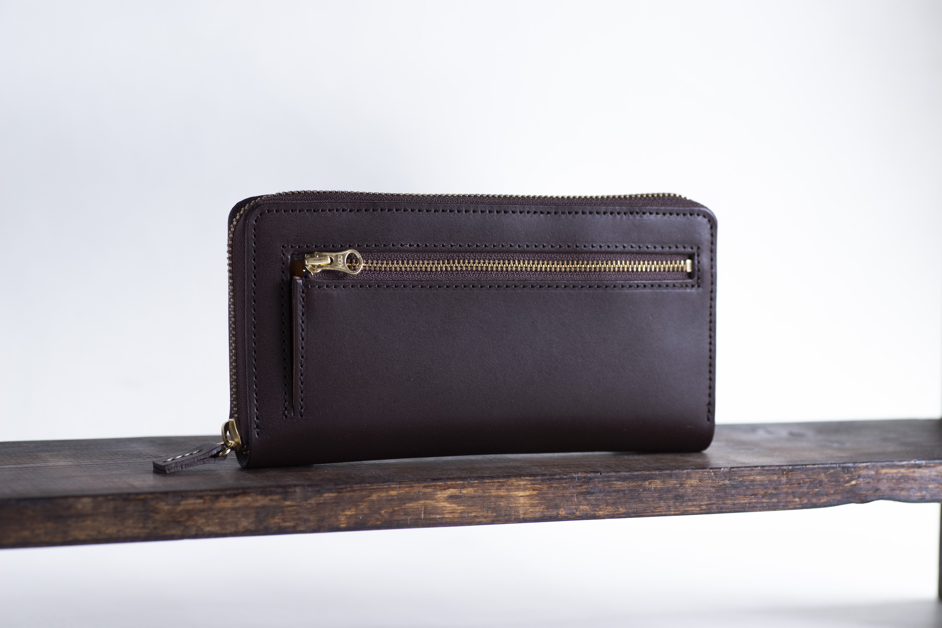 大きく開いてコインが取り出しやすいラウンドファスナー長財布　本革　姫路ヌメ　チョコ　ラウンドファスナー　aw-18hn