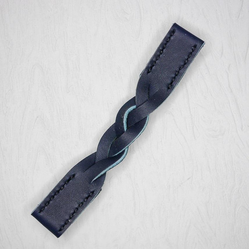 トリック三つ編みの本革製ストールクリップ☆長さ12～13cm☆ヌバック  