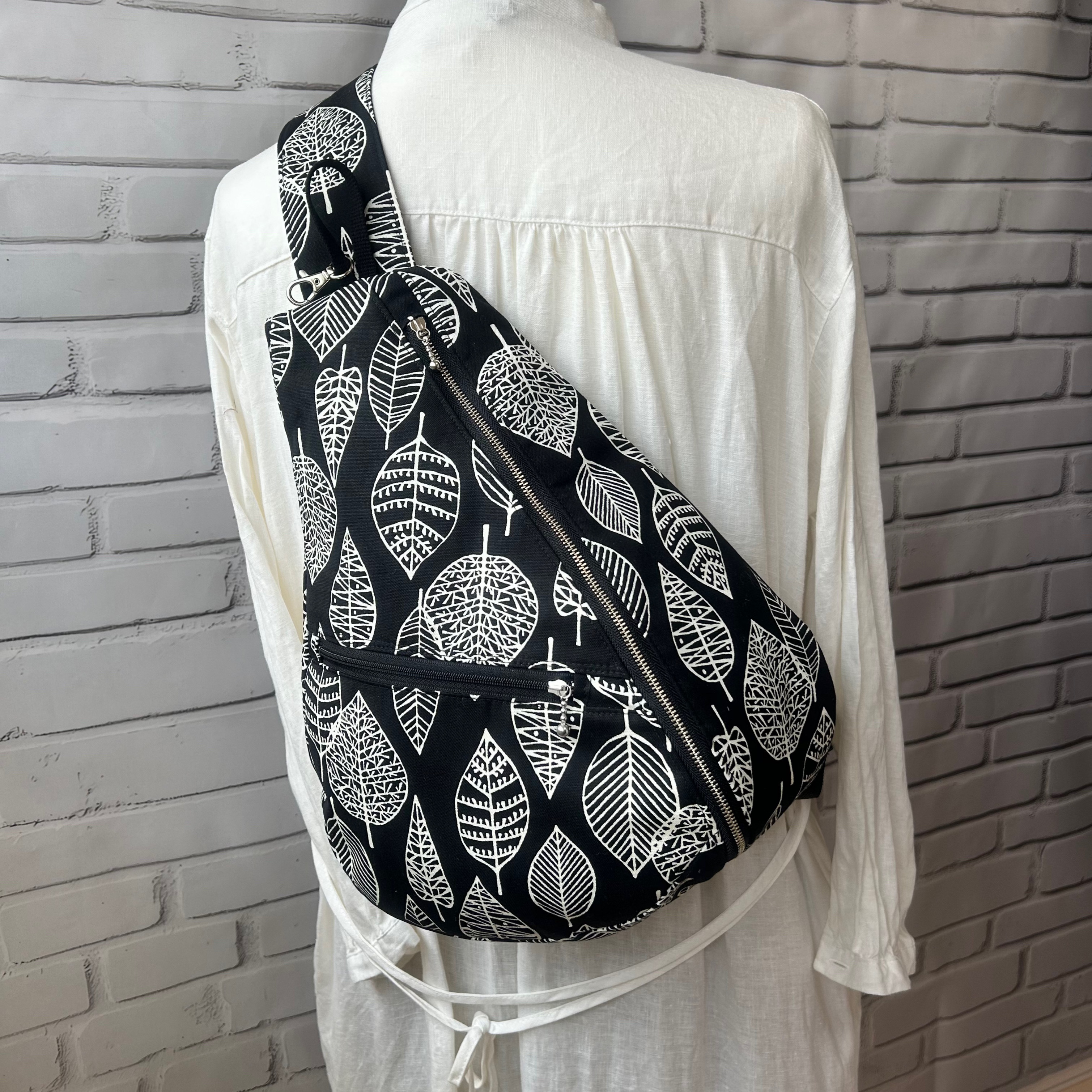 左ききさん用 しずく型 ワンショルダーバック ボディーバック　ショルダーバック　通院　長さ調節可能 北欧 透かし葉柄