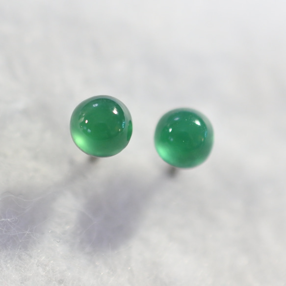 小綠瑪瑙耳環（4 毫米，鈦柱） 第2張的照片