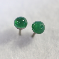 小綠瑪瑙耳環（4 毫米，鈦柱） 第3張的照片
