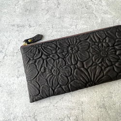 【再販です】ピッグスキンのスリムな長財布Ｌ字型　大きいフラワー　ブラック 2枚目の画像