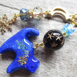 ◇389再販 ✨冬の星空　青い猫と六花のストラップ・バッグチャーム ※１点物 1枚目の画像