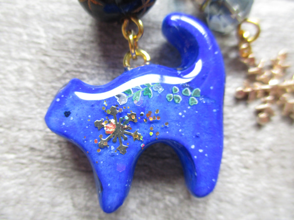 ◇389再販 ✨冬の星空　青い猫と六花のストラップ・バッグチャーム ※１点物 3枚目の画像