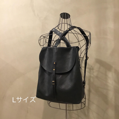 牛革フラップリュック Lサイズ「ブラック」/レスデザインalto 牛革フラップリュック Lサイズ「ブラック」/レスデザインalto