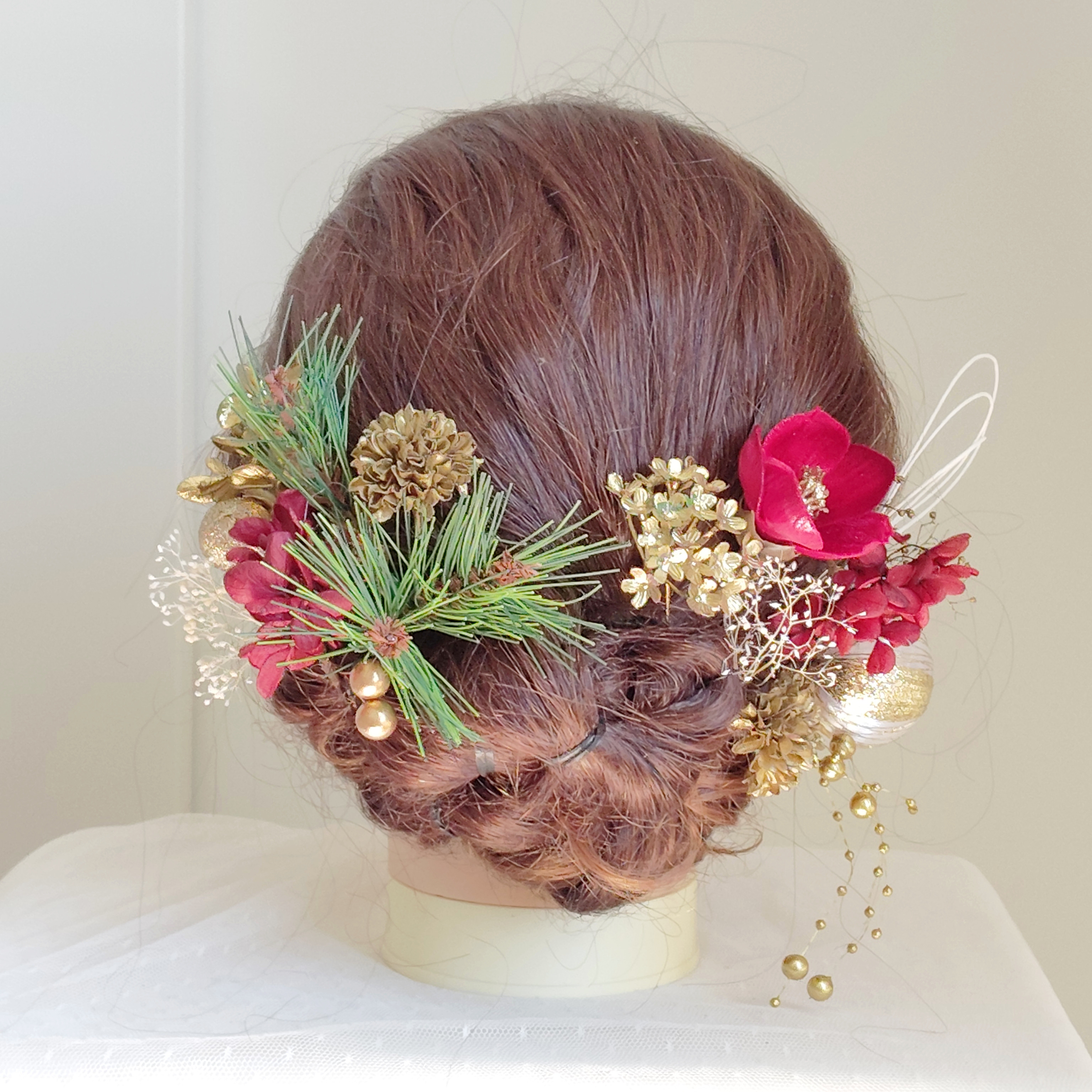 松の白金祝い飾り　枝垂れパール　髪飾り　成人式　結婚式　白無垢　和装　花嫁　卒業式　振袖　袴　着物 　赤椿　つばき