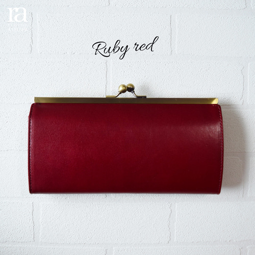 ヴァレンティノ　ガラヴァーニ　長財布　2つ折り　レッド　赤　がま口 赤のロックスタッズが◎。ヴァレンティノの長財布でツキを呼び込もう