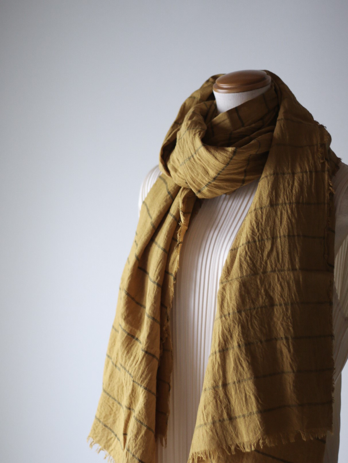 秋のリネンボーダーロングストール　mustard yellow 5,382円