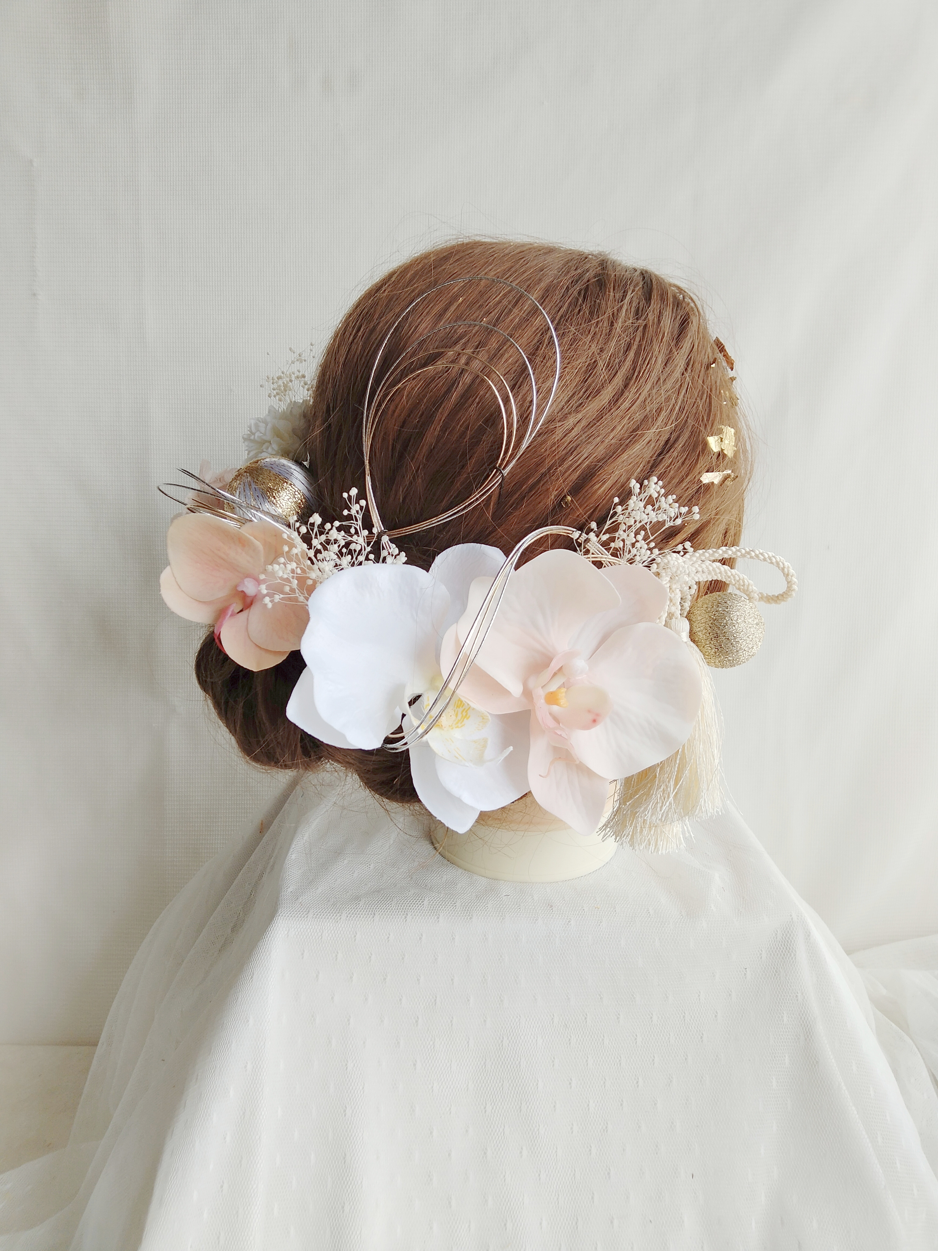 淡いピンクの胡蝶蘭の成人式髪飾り　成人式へア　卒業式ヘア　結婚式へア　白無垢髪飾り　白無垢ヘア
