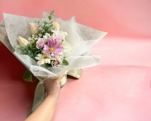 花束•*・ピンクチューリップ×白ガーベラ ブーケ 次回発送11/26以降に