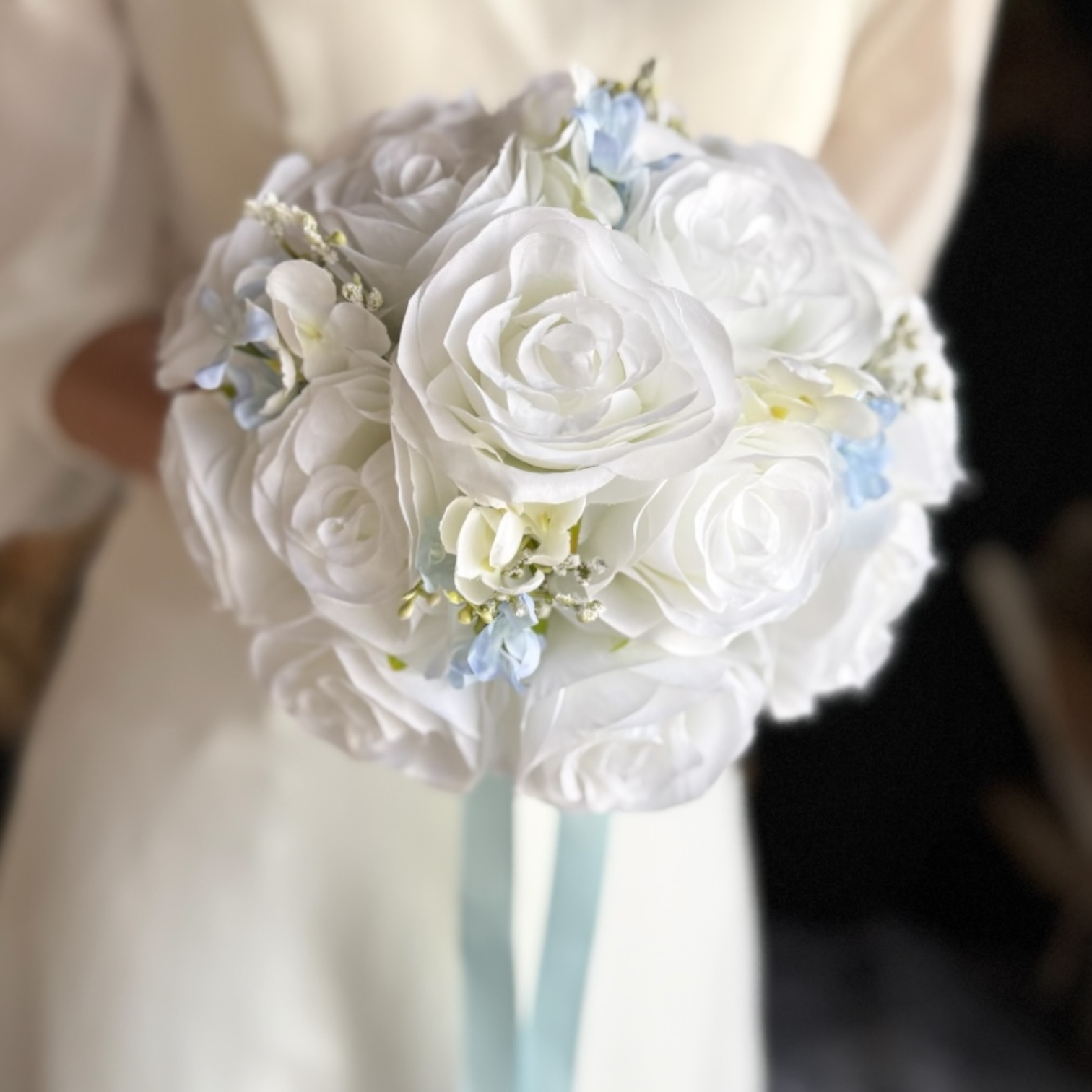 【定番人気】白バラ×水色ラウンドブーケ☆