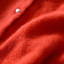 【冬季穿搭的主打色♪】小羊駝珍珠鈕扣圓領開衫（橙色） 第5張的照片