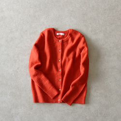 【冬季穿搭的主打色♪】小羊駝珍珠鈕扣圓領開衫（橙色） 第2張的照片