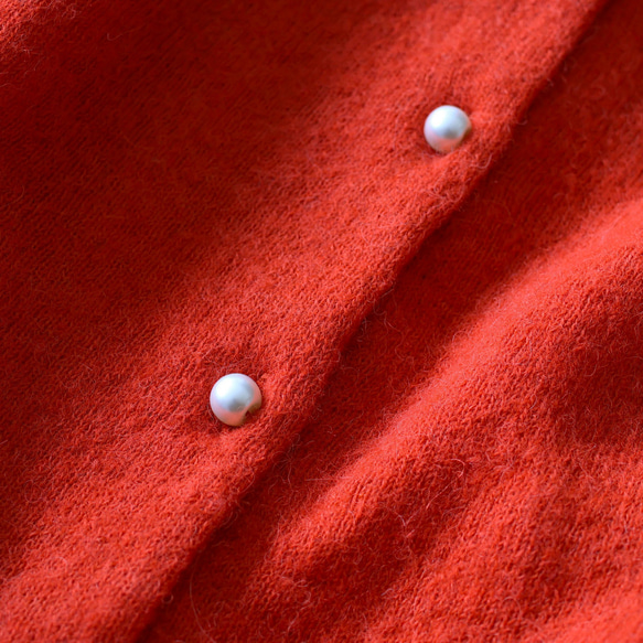 【冬季穿搭的主打色♪】小羊駝珍珠鈕扣圓領開衫（橙色） 第6張的照片
