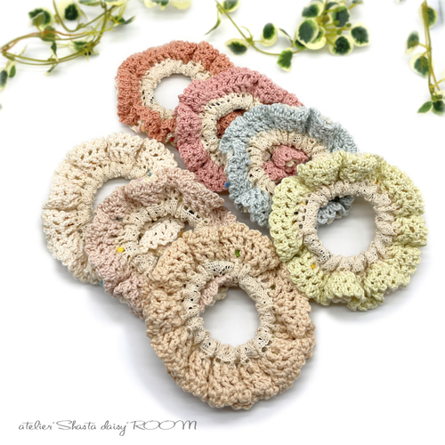 ミニポンポンが可愛い『やわらかコットン糸のダブルフリルシュシュ