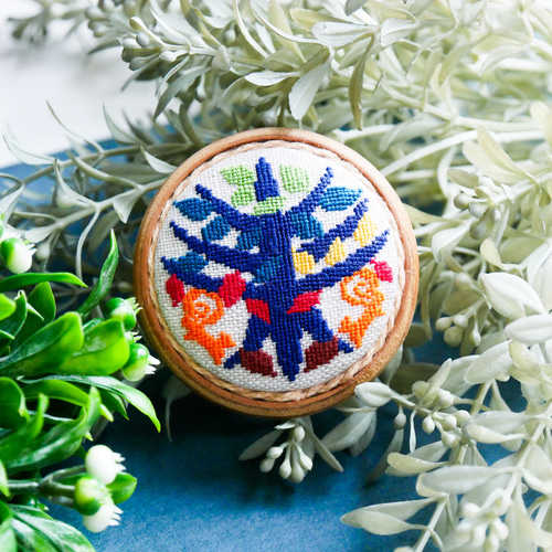 世界樹ユグドラシル 北欧刺繍くるみボタンブローチ ブローチ der Kreis