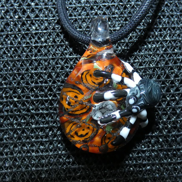 ハロウィン、蜘蛛とカボチャ（ガラス、ハロウィン、蜘蛛、ペンダント）