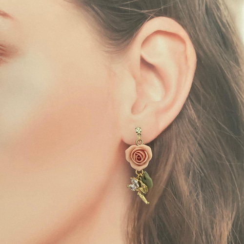 薔薇と妖精のイヤリングorピアス(ピンクベージュ) イヤリング 