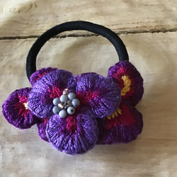 ビーズ刺繍のヘアゴム  紫パンジー 1枚目の画像