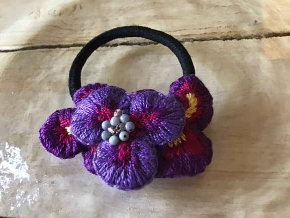 ビーズ刺繍のヘアゴム  紫パンジー 1枚目の画像