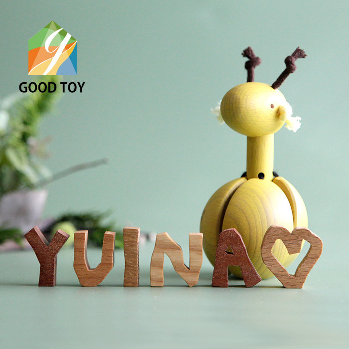 赤ちゃんガラガラ名前セット・木のおもちゃ・きりん・ベビーにも安全・動物・出産祝い・ファーストトイ・おしゃれ