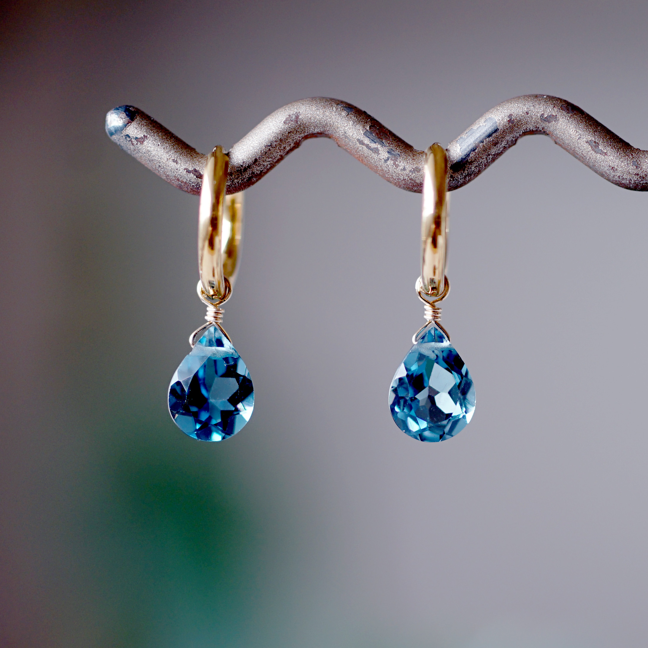 ロンドンブルートパーズの一粒ピアス_サージカルステンレスフープ　～源氏星（げんじぼし）