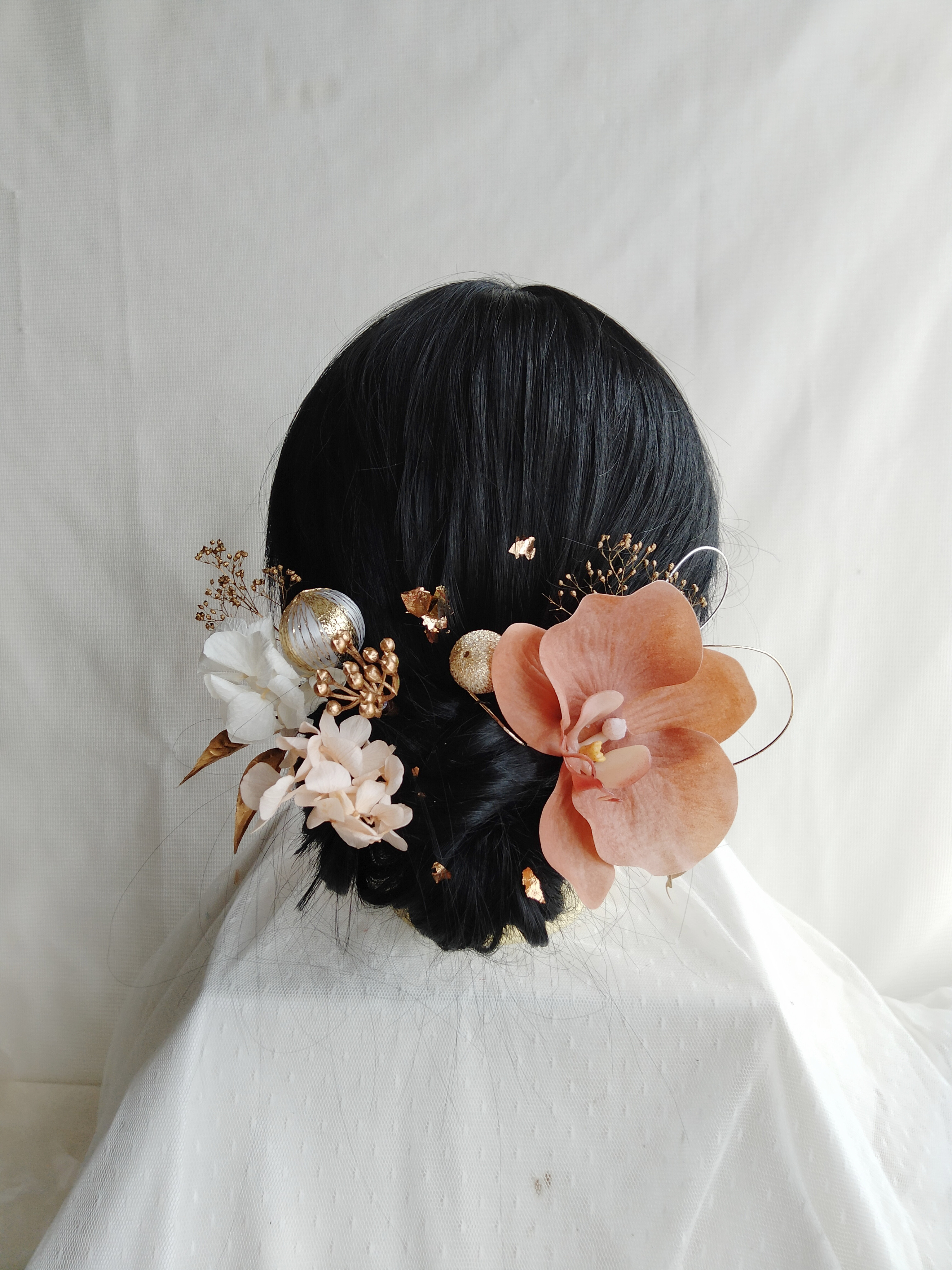 D19　ブラウンピンクの胡蝶蘭と水引き・和玉かんざしの和装髪飾り　黒髪　タイトシニヨン　白無垢ヘア　結婚式ヘア