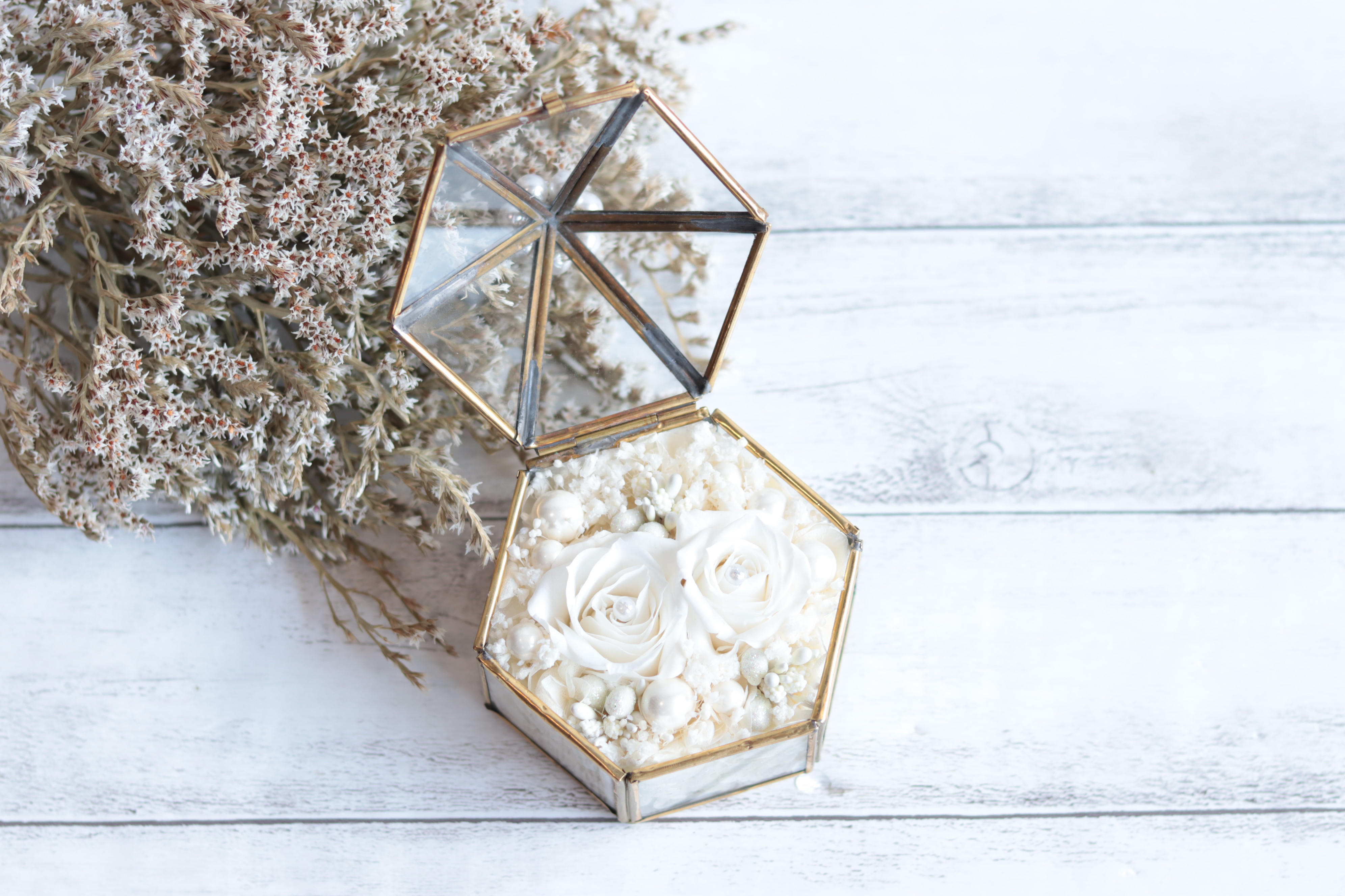 【カラーオーダーＯＫ】“ホワイトローズ”のテント型ガラスのリングピローM＊プリザーブドフラワー