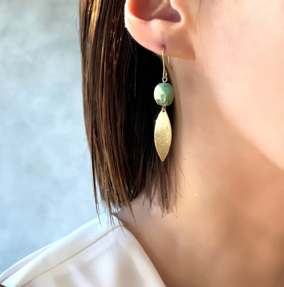 ドイツ製ターコイズブルー＊リーフ  シンプルピアス/イヤリング  サージカルステンレス 1枚目の画像