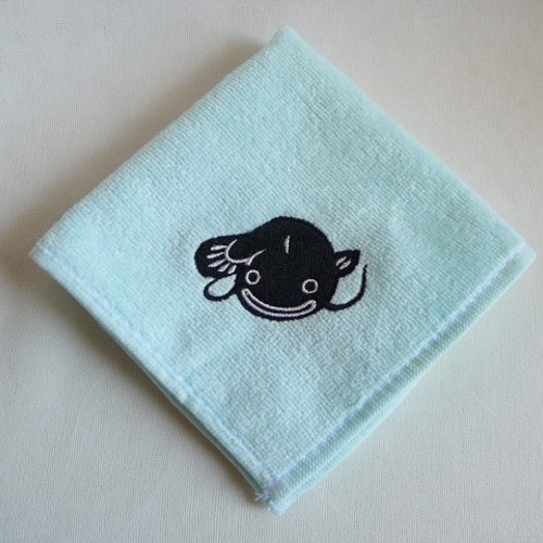 なまず刺繍のハンカチタオル（水色） ハンカチ・手ぬぐい ま