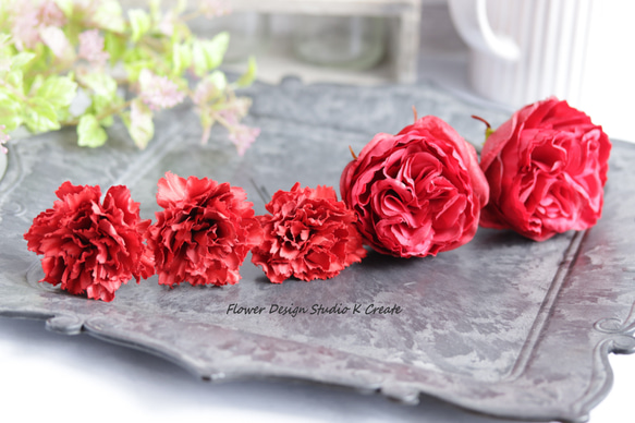赤い薔薇と紫陽花のヘッドドレス　成人式　結婚式　袴　ウエディング　美女と野獣　 赤　バラ　発表会　髪飾り　ウェディング 6枚目の画像