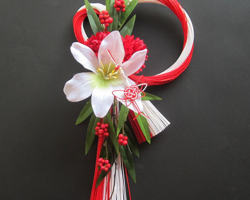 【受注生産】赤と白の折り紙フラワーブーケ マム バラ 正月 紅白 和モダン 水引 受注生産】赤と白の折り紙フラワーブーケ マム バラ 正月 紅白 和