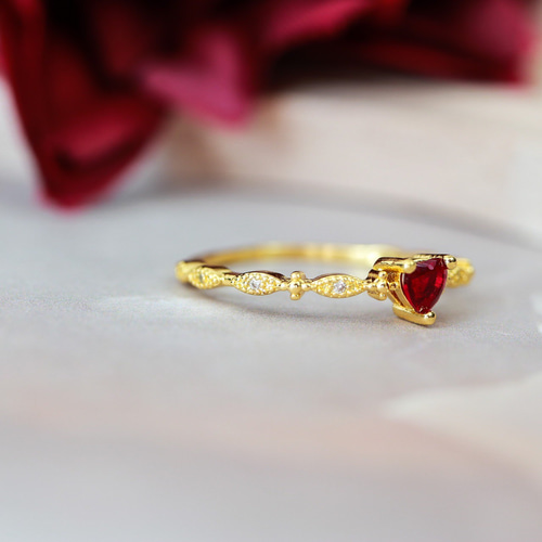 MR206】1月誕生石 恋の成就 実りを象徴 VVSランク ハートガーネットの  