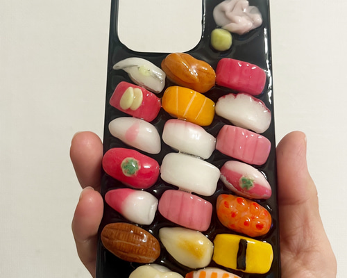 お寿司はなんだか楽しいよ　ダーツケースカバー（赤茶×黒） お寿司20貫 スマホケース スマホケース・カバー sakura 通販 6437861