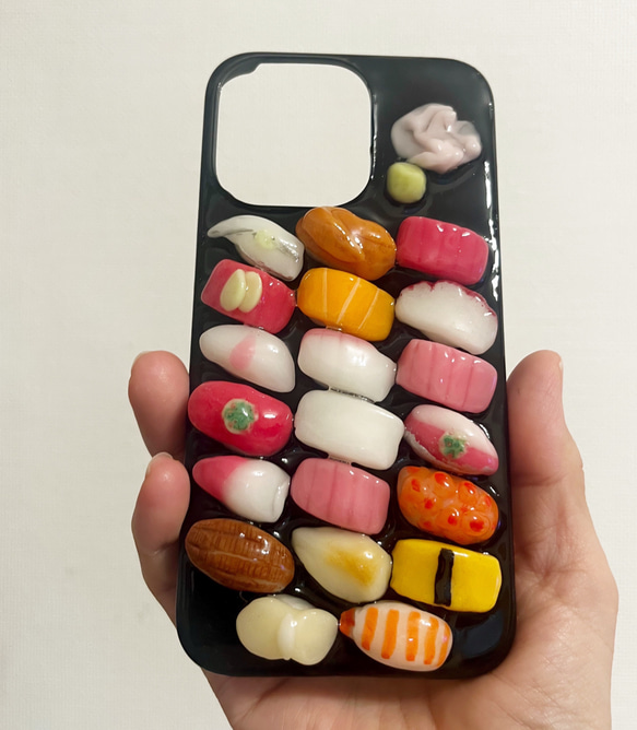 お寿司はなんだか楽しいよ　ダーツケースカバー（赤茶×黒） お寿司20貫 スマホケース スマホケース・カバー sakura 通販 6437861