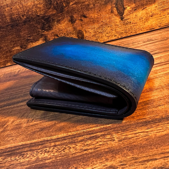 革の手染め- 二つ折り財布 / ブルー（青+紺） 7枚目の画像