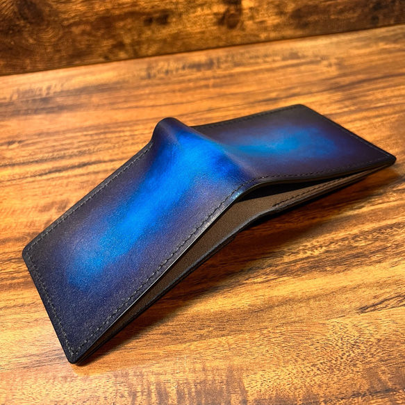 革の手染め- 二つ折り財布 / ブルー（青+紺） 2枚目の画像