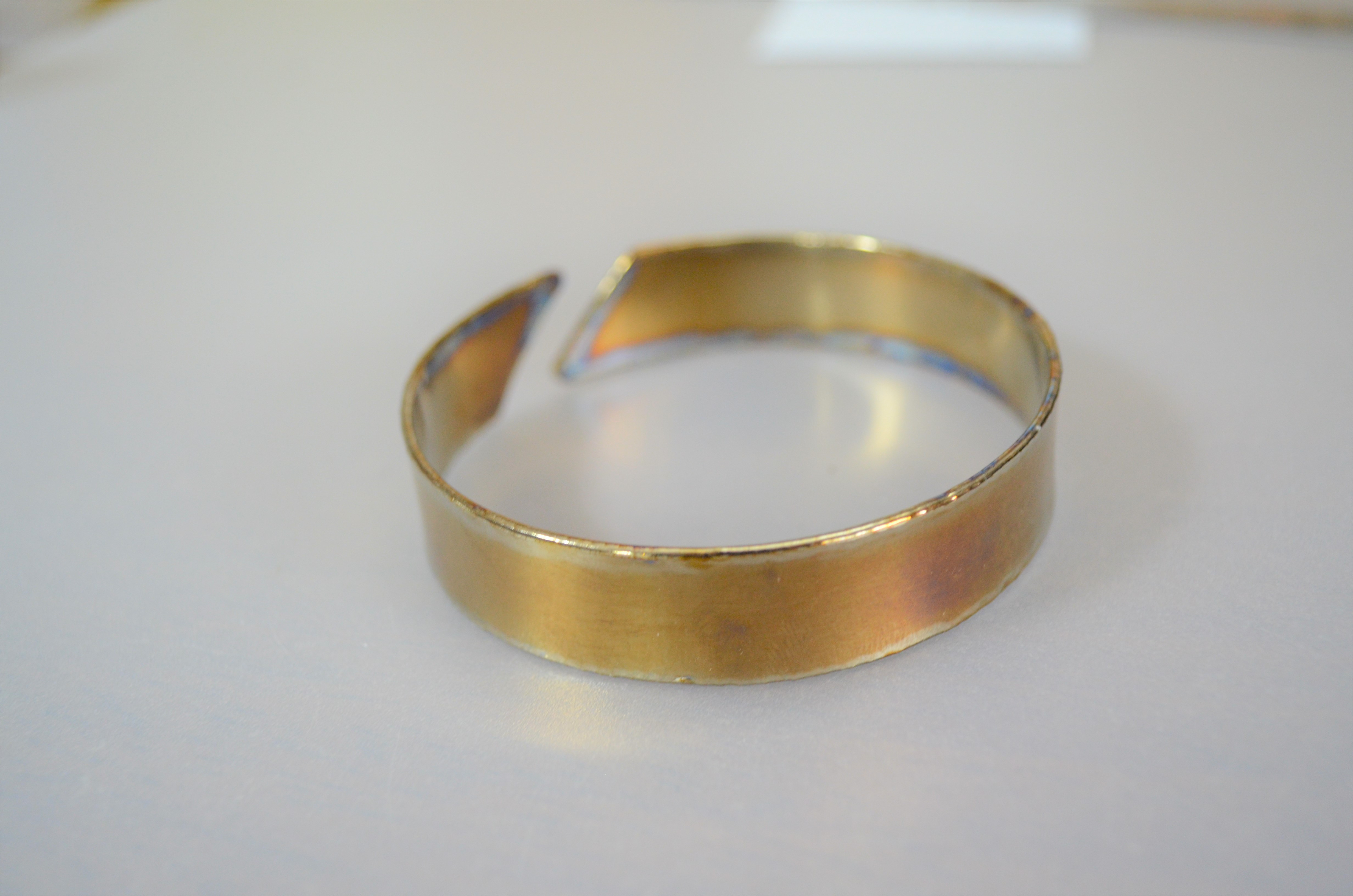 妖精の腕輪・金色の純チタンバングル・内径約65ミリ
