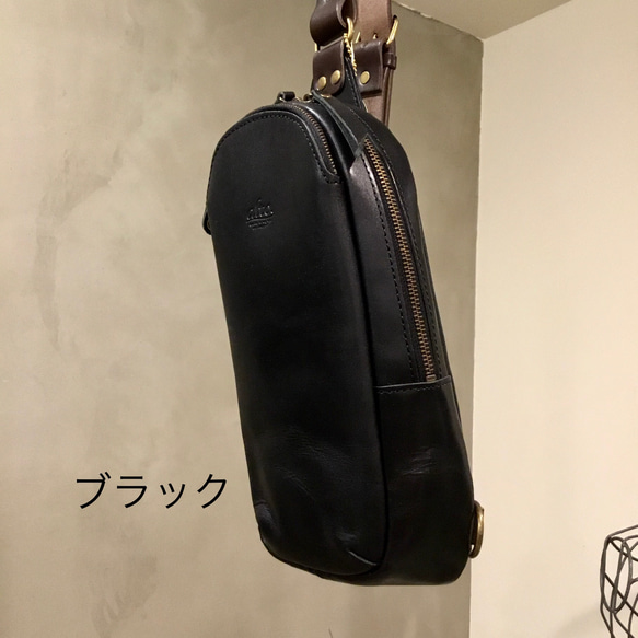 牛革、縦型すっきりボディバッグ。男女兼用。／レスデザインalto.(アルト)／神戸革鞄 4枚目の画像
