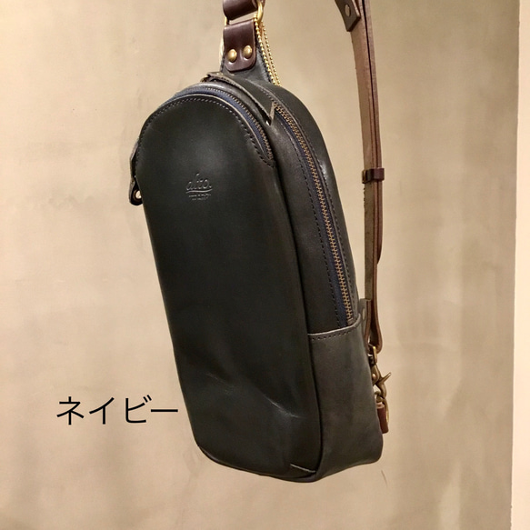 牛革、縦型すっきりボディバッグ。男女兼用。／レスデザインalto.(アルト)／神戸革鞄 10枚目の画像