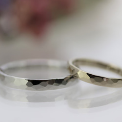 手打ち槌目の結婚指輪 /仕上げ素材が自由に選べる Pt900とK18各色　2本合計価格 ランダムに自然なテコテコ感が魅力 1枚目の画像