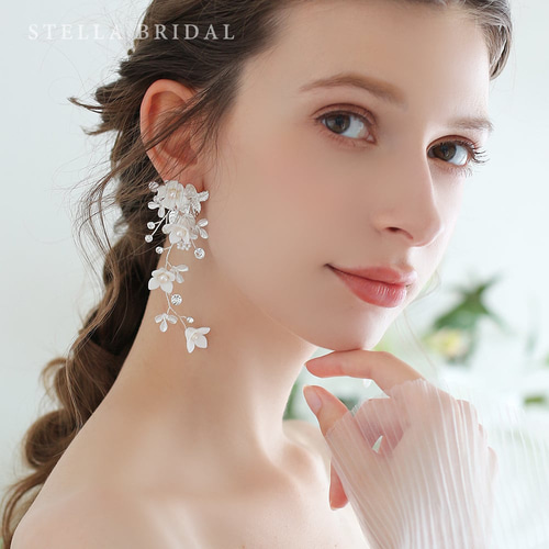 スワロフスキーとホワイトフラワーの小枝イヤリング&ピアス ミリア