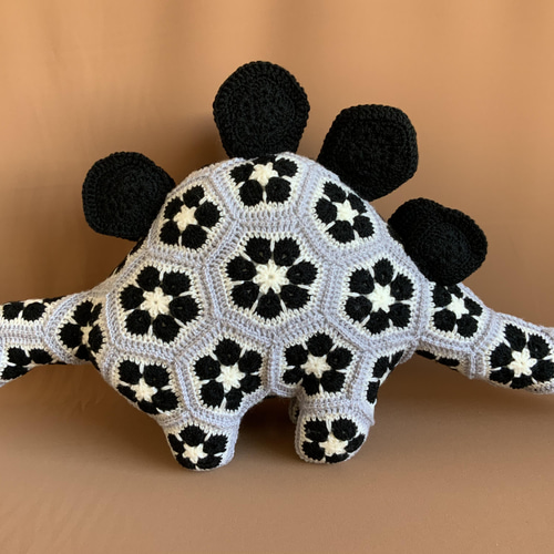 ステゴサウルス 恐竜 あみぐるみ アフリカンフラワーモチーフ ぬいぐるみ ステゴサウルス 恐竜 あみぐるみ アフリカンフラワーモチーフ