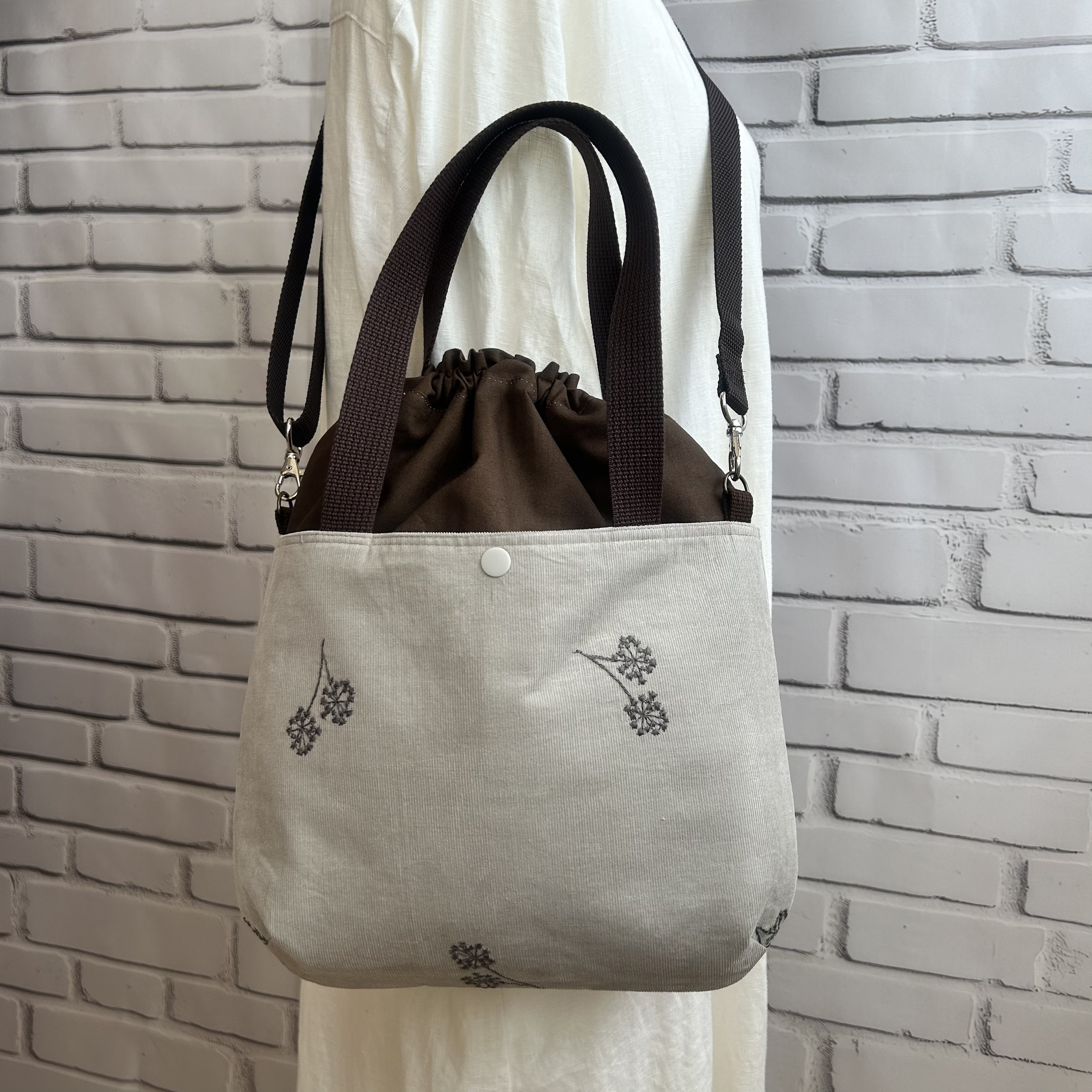 大きめ 高見え刺繍 あおりポケット付き ハンドバック 巾着バック