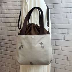 大きめ 高見え刺繍 あおりポケット付き ハンドバック 巾着バック