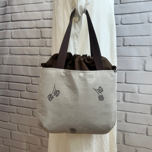 大きめ 高見え刺繍 あおりポケット付き ハンドバック 巾着バック