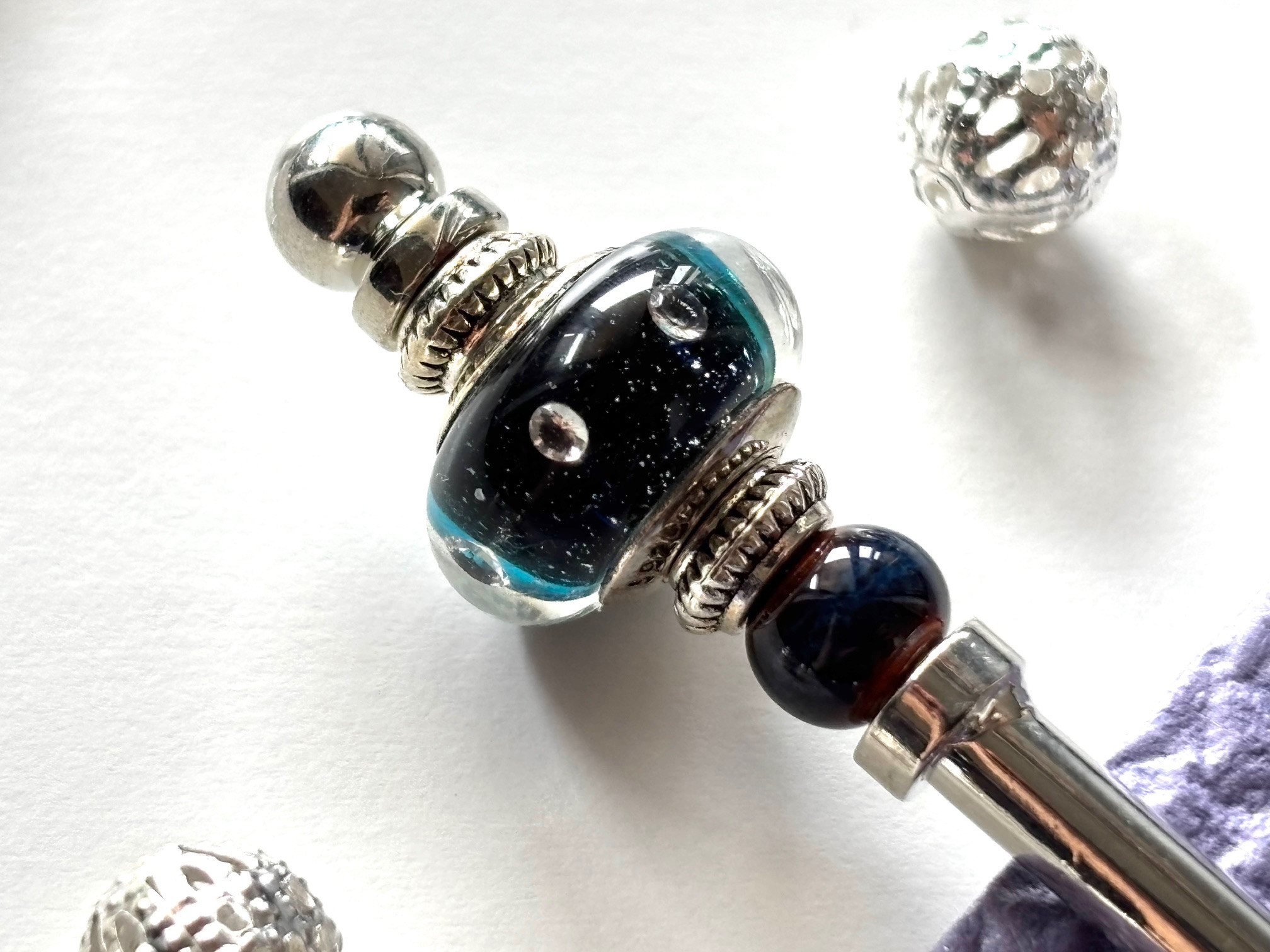 かんざし　星空の様な黒と水色のキラキラとんぼ玉　一本挿し　一本簪　水色　ブルー　ブラック　ガラス　涼しげ　トンボ玉