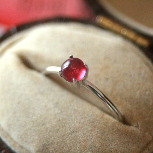 シルバーリング 赤い石付き 精巧なデザイン 赤い石のシルバーリング178 : スペイン・バルセロナ・アンティーク