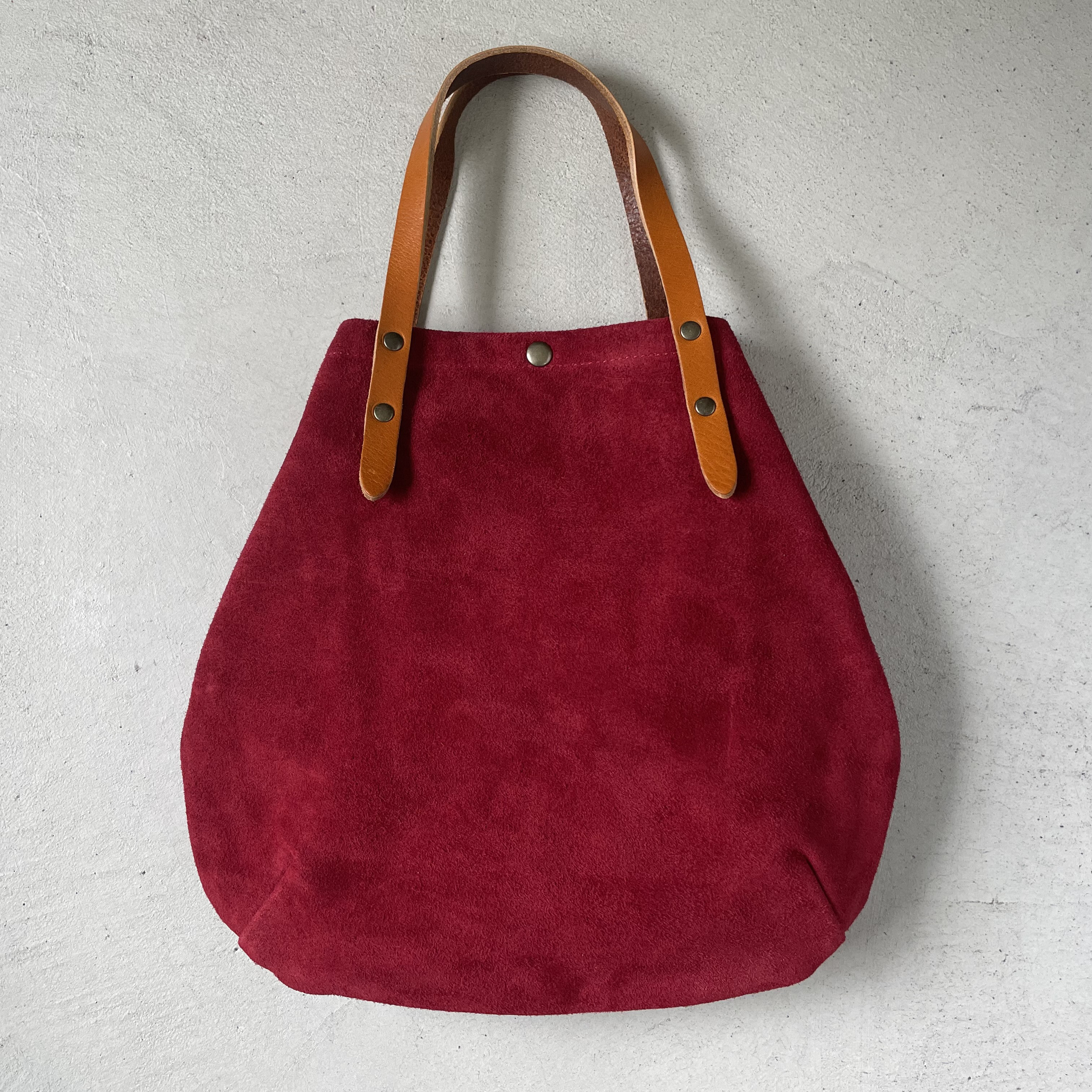 【2025再販】牛床ベロアと極厚オイルヌメの丸型トートバッグ S-size【ワインレッド】